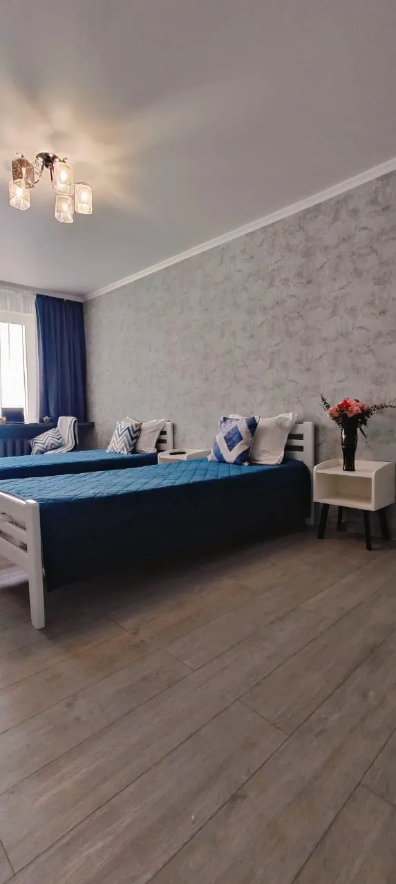 Посуточно 2к квартира в центре Невинномысска с панорамным балконом и ремонтом ЛЮКС - Фото 1