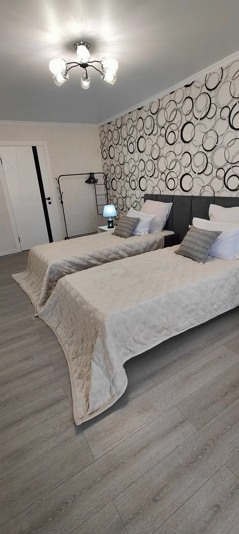 Посуточно 3к квартира в центре Невинномысска с панорамным балконом - Фото 1